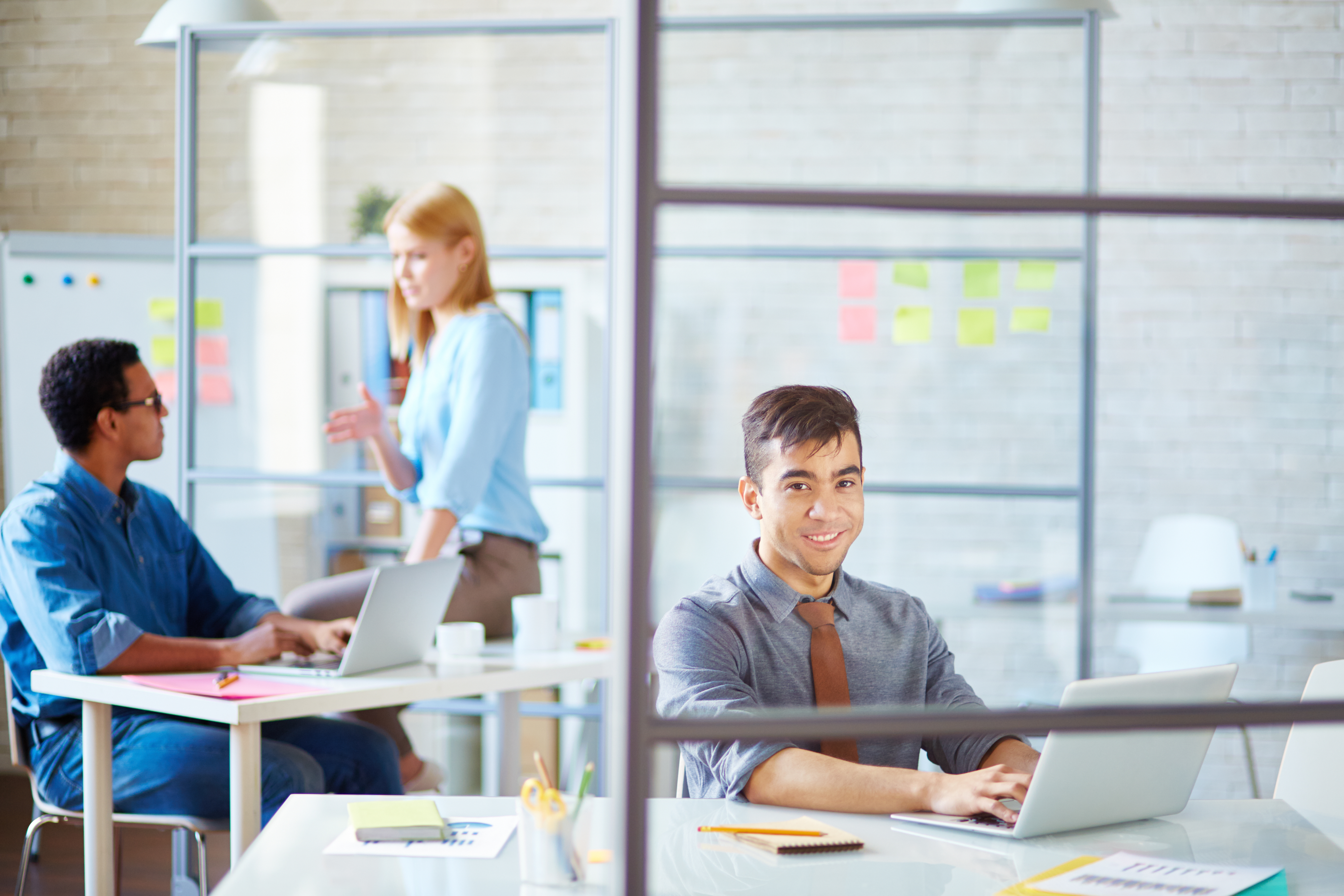 IT-Spezialist arbeitet an der Microsoft 365 Migration