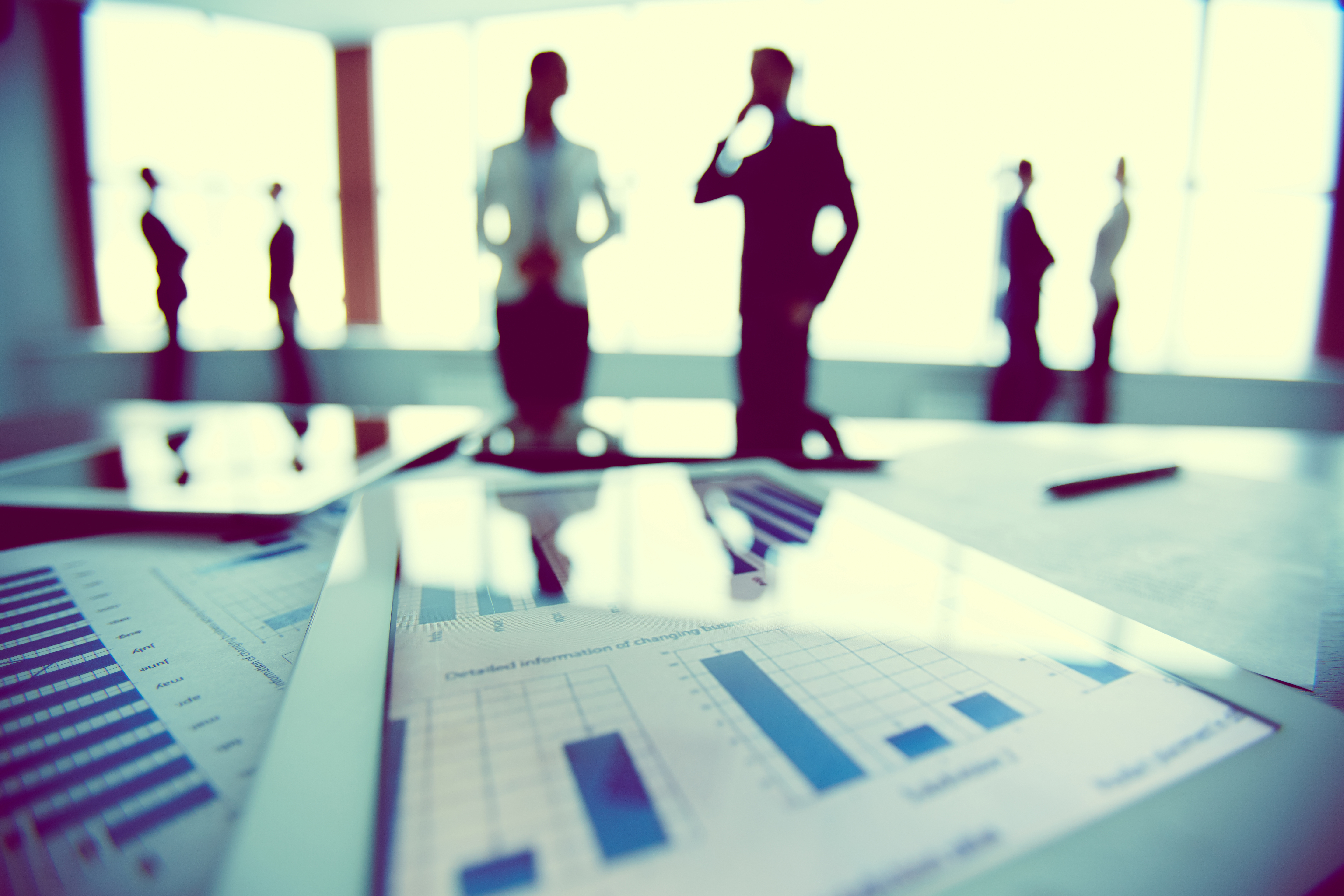 Dokument auf Tablet im Büroumfeld