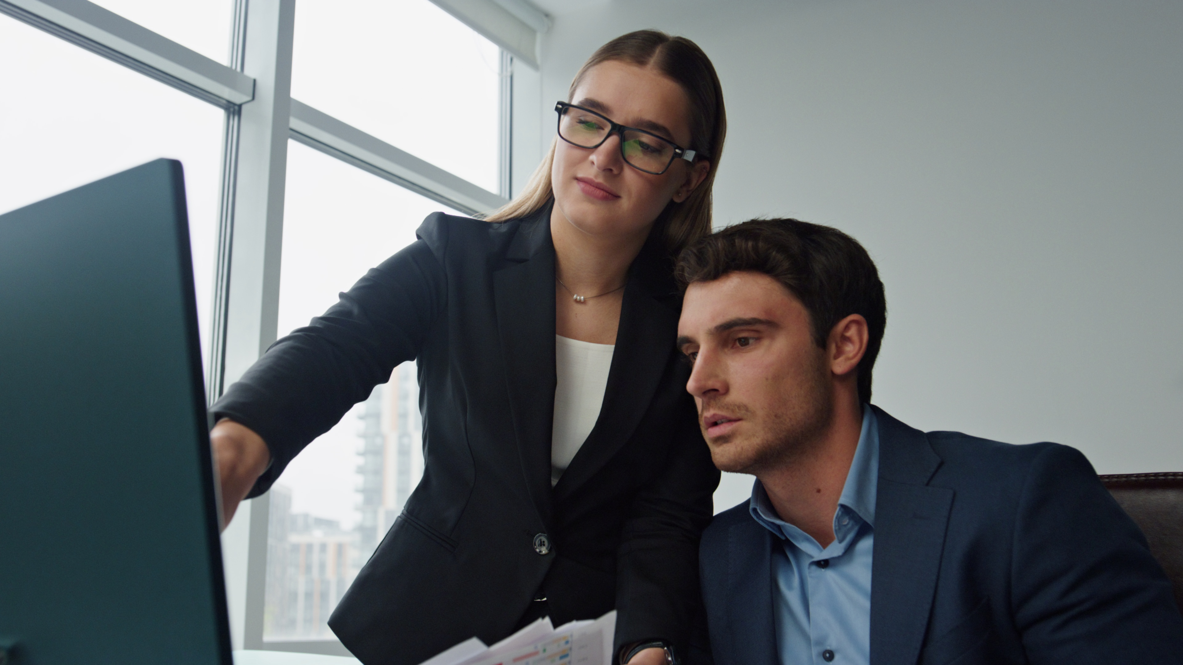 Berater analysiert Lizenzoptionen mit Kunde